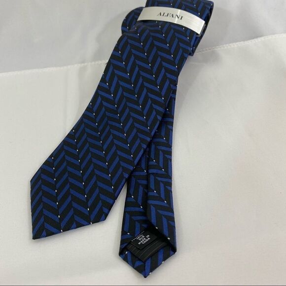 Alfani Men’s Slim Tie Devon Geo Style Navy - Picture 1 of 4